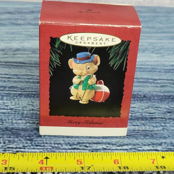 Vintage 1994 Hallmark (Merry Fishmas) keepsake Christmas ornament mouse - Picture 1 of 8